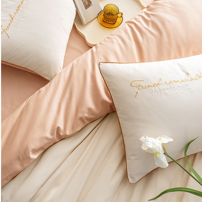 Zafarbené jednoduché a veľkorysé čisté bavlnené postele